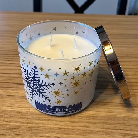 - Bath & Body Works 3 Wick Candle. Land Of Snow. - Picture 2 of 3